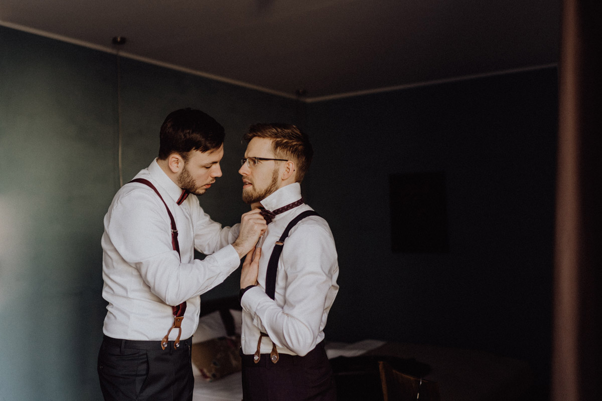 Idee Hochzeitfoto gay wedding Vorbereitungsn beide Bräutigame - schwule Hochzeit Männer nach Standesamt in Berlin Friedrichshain in Hochzeitslocation Alte Schmiede / Old Smithy's Dizzle von Hochzeitsfotograf © www.hochzeitslicht.de #hochzeitslicht #gleichgeschlechtlich #homo #hochzeit #gaywedding