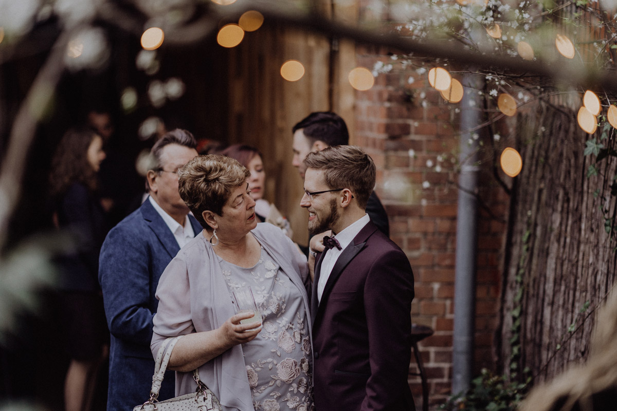 Hochzeitsfotos Feier schwule Hochzeit Männer nach Standesamt in Berlin Friedrichshain in Hochzeitslocation Alte Schmiede / Old Smithy's Dizzle von Hochzeitsfotograf © www.hochzeitslicht.de #hochzeitslicht #gleichgeschlechtlich #homo #hochzeit #gaywedding