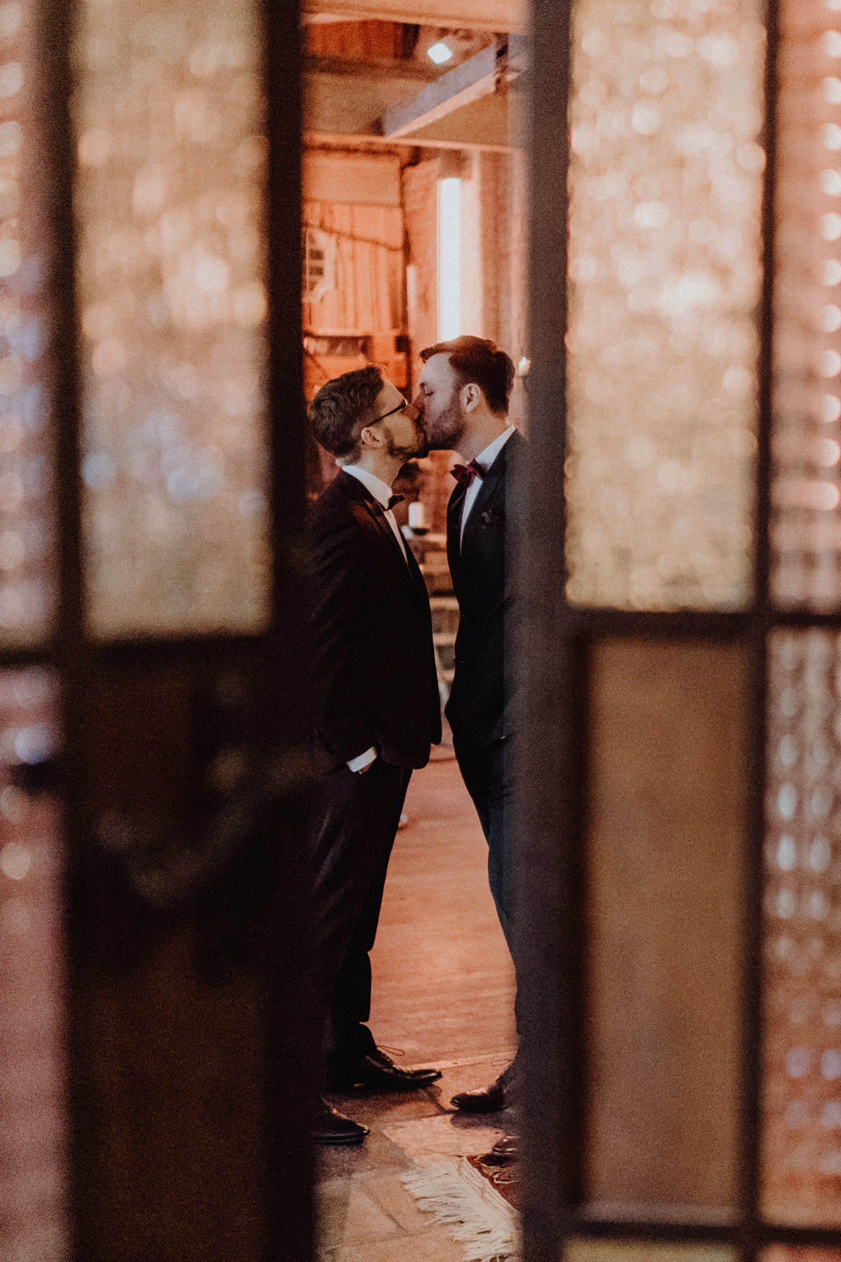 Hochzeit Fotos Ideen: schwule / homo Hochzeit Männer nach Standesamt küssen sich hinter Tür in Berlin Friedrichshain in Hochzeitslocation Alte Schmiede / Old Smithy's Dizzle von Hochzeitsfotograf © www.hochzeitslicht.de #hochzeitslicht #gleichgeschlechtlich #hochzeit #gaywedding #gayweddingphotos #grooms #gay #wedding #outfit mens fashion