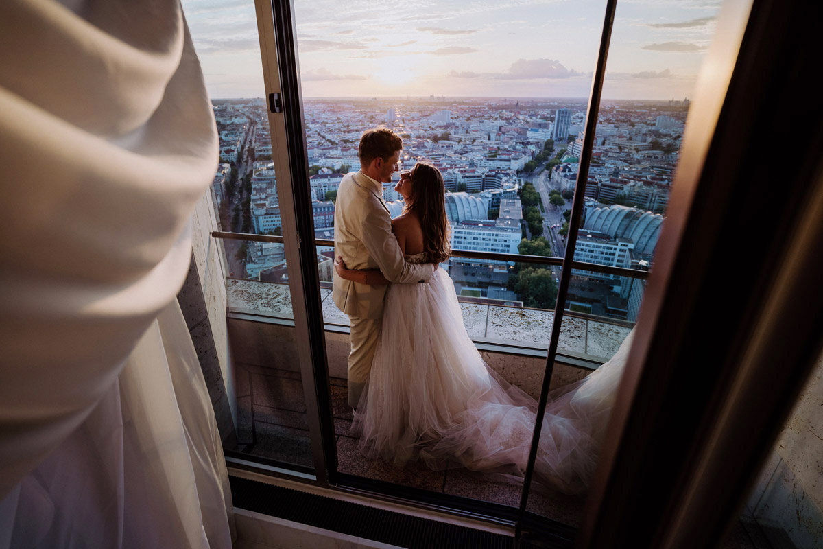 Diese intime Hotel Hochzeit Berlin vermittelt durch die stilvolle Hochzeitslocation sowohl das Gefühl, entspannt die Hochzeit zu Hause zu feiern, als auch in einer Suite im Luxushotel Waldorf Astoria zu heiraten. Mehr Hochzeit Deko Fotos von der kleinen, eleganten #hochzeit oder #tinywedding mit wenig Gästen im Blog von Hochzeitsfotografin und Hochzeitsfilmer aus Berlin #hochzeitslicht © www.hochzeitslicht.de