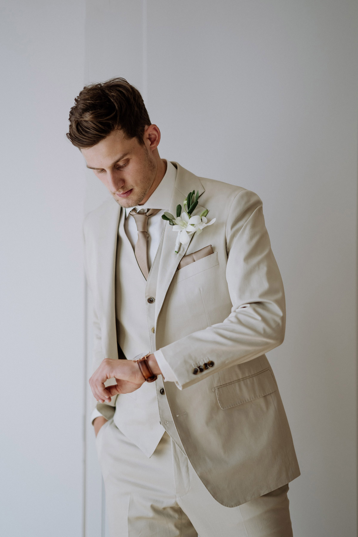 Bräutigam Anzug beige: Das Hochzeit Outfit meines Mannes hätte auch gut zu einer Strandhochzeit gepasst. Er trug einen beigen Anzug mit 7/8 Hose und edle weiße Sneaker von Louis Vuitton. Sein lässiger Stil passte perfekt zu unserer kleinen intimen Hochzeit im Waldorf Astoria Berlin. Mehr im Blog von #hochzeitslicht © www.hochzeitslicht.de #hochzeitsfotografie #groom