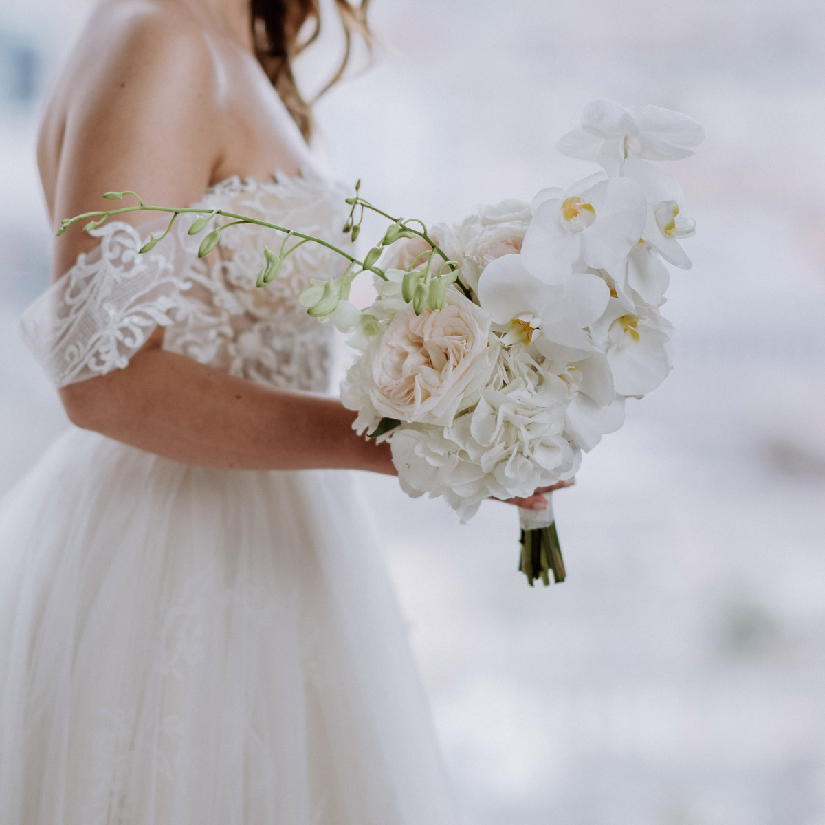 Mein edler runder Hochzeitsstrauß aus weißen Hortensien, Orchideen und englischen Rosen in Rosé wurde durch die langstieligen, grünen Hochzeitsblumen aufgelockert. Dieser weiße runde Brautstrauß passte perfekt zu unserer Hochzeit und meinem Brautkleid im Prinzessinen-Look. All unsere Hochzeitsblumen haben wir im All White Stil gehalten. Im Blog von #hochzeitslicht © www.hochzeitslicht.de gibt es mehr #hochzeitsfotos vom #bridebouquet