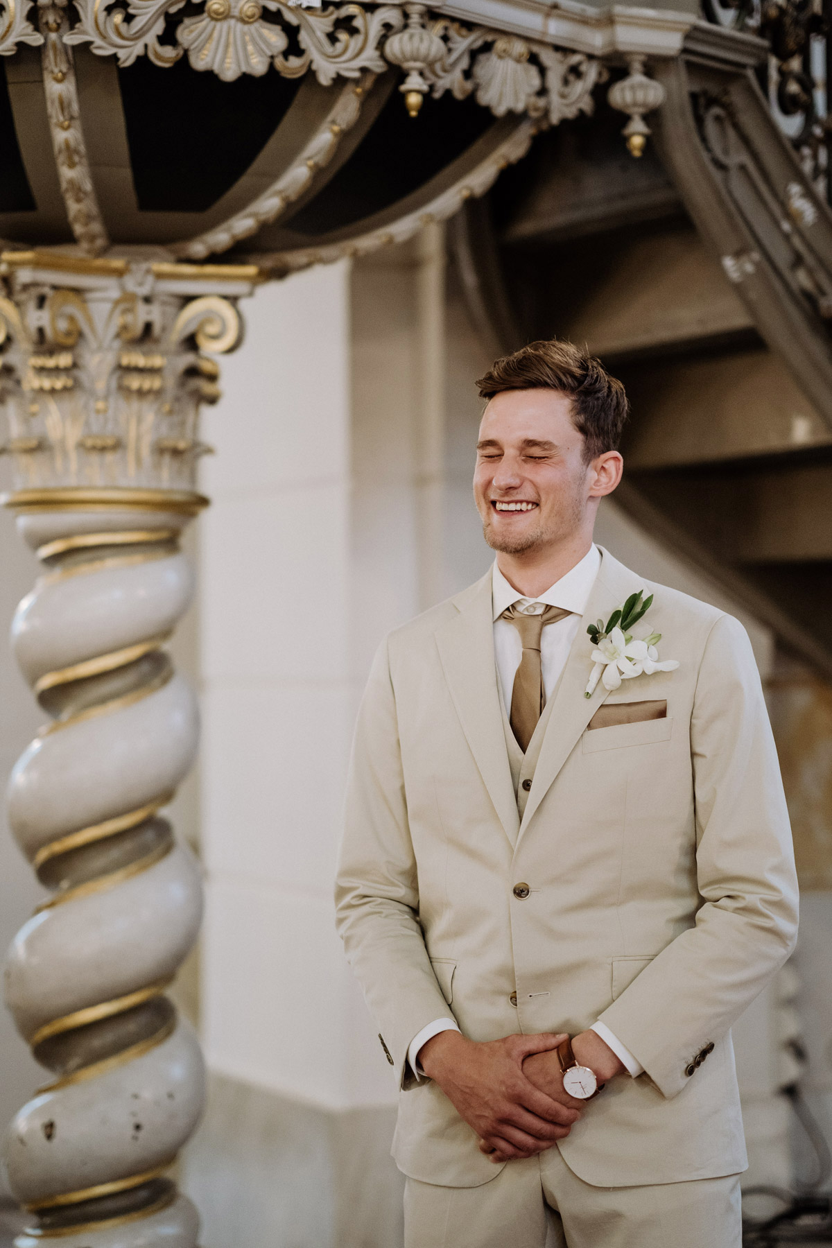 Hochzeitsmoment Reaktion Bräutigam: Stevens First Look Reaktion in der Kirche am Altar, als er mich mit meinem Brautvater das erste Mal beim Einzug sah, war unfassbar süß. Uns allen stockte in der Sophienkirche Berlin der Atem und unsere Augen wurden feucht. Solche Hochzeitsmomente bleiben für die Ewigkeit unfassbar schön und wir sind unendlich dankbar für die professionellen Hochzeitsbilder von unserem Hochzeitsfilmer und der Fotografin von #hochzeitslicht © www.hochzeitslicht.de