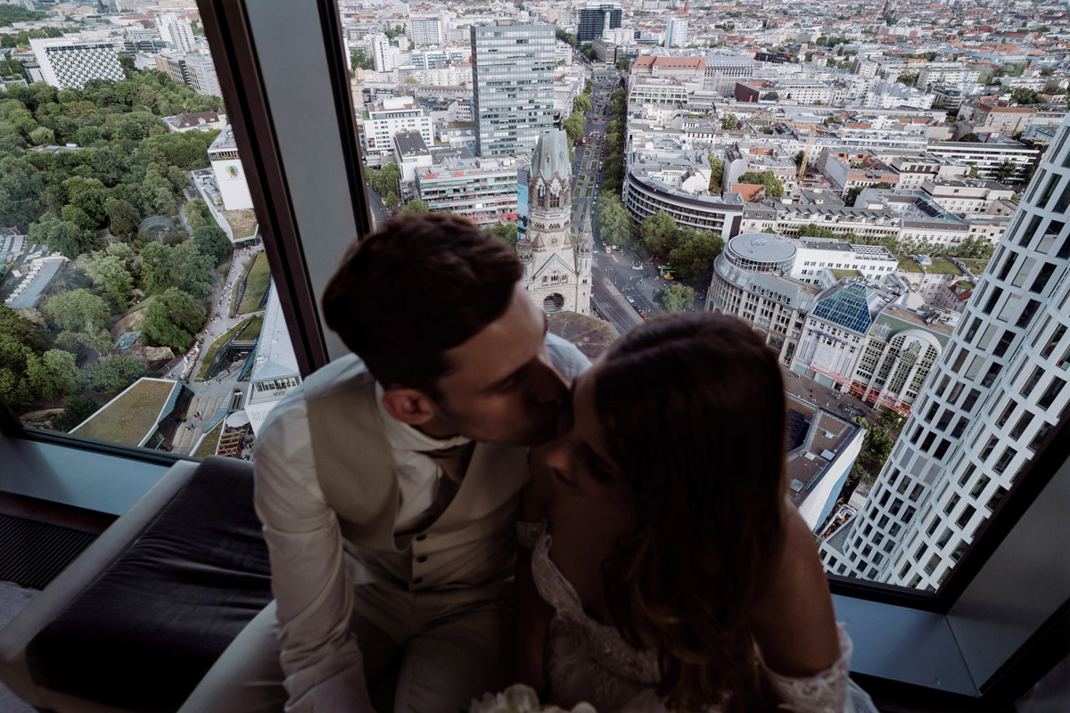 Fotoshooting Brautpaar Ausblick auf Berlin Skyline Berlin - Diese intime Hotel Hochzeit Berlin vermittelt durch die stilvolle Hochzeitslocation sowohl das Gefühl, entspannt die Hochzeit zu Hause zu feiern, als auch in einer Suite im Luxushotel Waldorf Astoria zu heiraten. Mehr Hochzeit Deko Fotos von der kleinen, eleganten #hochzeit oder #tinywedding mit wenig Gästen im Blog von Hochzeitsfotografin und Hochzeitsfilmer aus Berlin #hochzeitslicht © www.hochzeitslicht.de