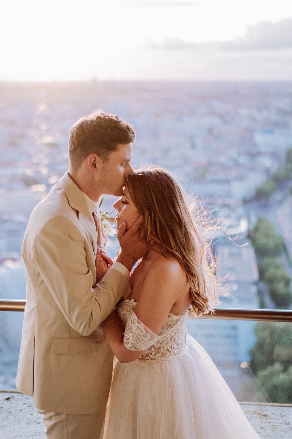 natürliche Brautpaarfotos: Unser Brautpaarshooting fand nach der standesamtlichen und kirchlichen Hochzeit zum Sonnenuntergang mit Ausblick auf Berlin statt. Mein Bräutigam Steven schenkte mir für dieses Paarfoto einen Stirnkuss. Ungestellte Paarfotos zur Hochzeit und weitere Hochzeitsbilder Ideen für natürliche Posen bekommt ihr bei #hochzeitslicht © www.hochzeitslicht.de Schaut euch unsere Hochzeit im Waldorf Astoria Berlin im Blog an. #hochzeitspaar #heiratenberlin