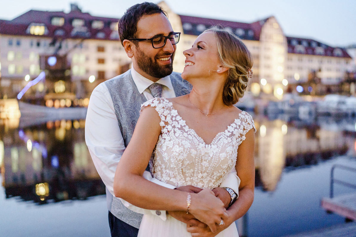 Idee Hochzeitsfotos Braut und Bräutigam Sonnenuntergang am Hafen – iLand Pier13 Hochzeitslocation Berlin von Hochzeitsfotograf © www.hochzeitslicht.de #hochzeitslicht Idee Hochzeitsfotos Braut und Bräutigam Sonnenuntergang am Hafen - iLand Pier13 Hochzeitslocation Berlin von Hochzeitsfotograf © www.hochzeitslicht.de #hochzeitslicht