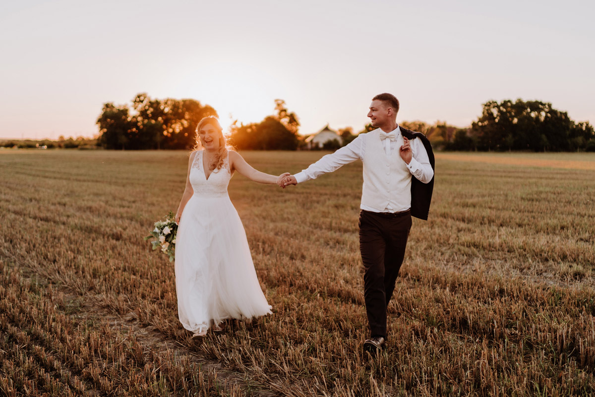 Hochzeitsfotos Sonnenuntergang standesamtliche Hochzeit unter freiem Himmel Potsdam - natürliche Hochzeitsfotos Standesamt auf Schloss Kartzow von Hochzeitsfotograf Berlin © www.hochzeitslicht.de #hochzeitslicht