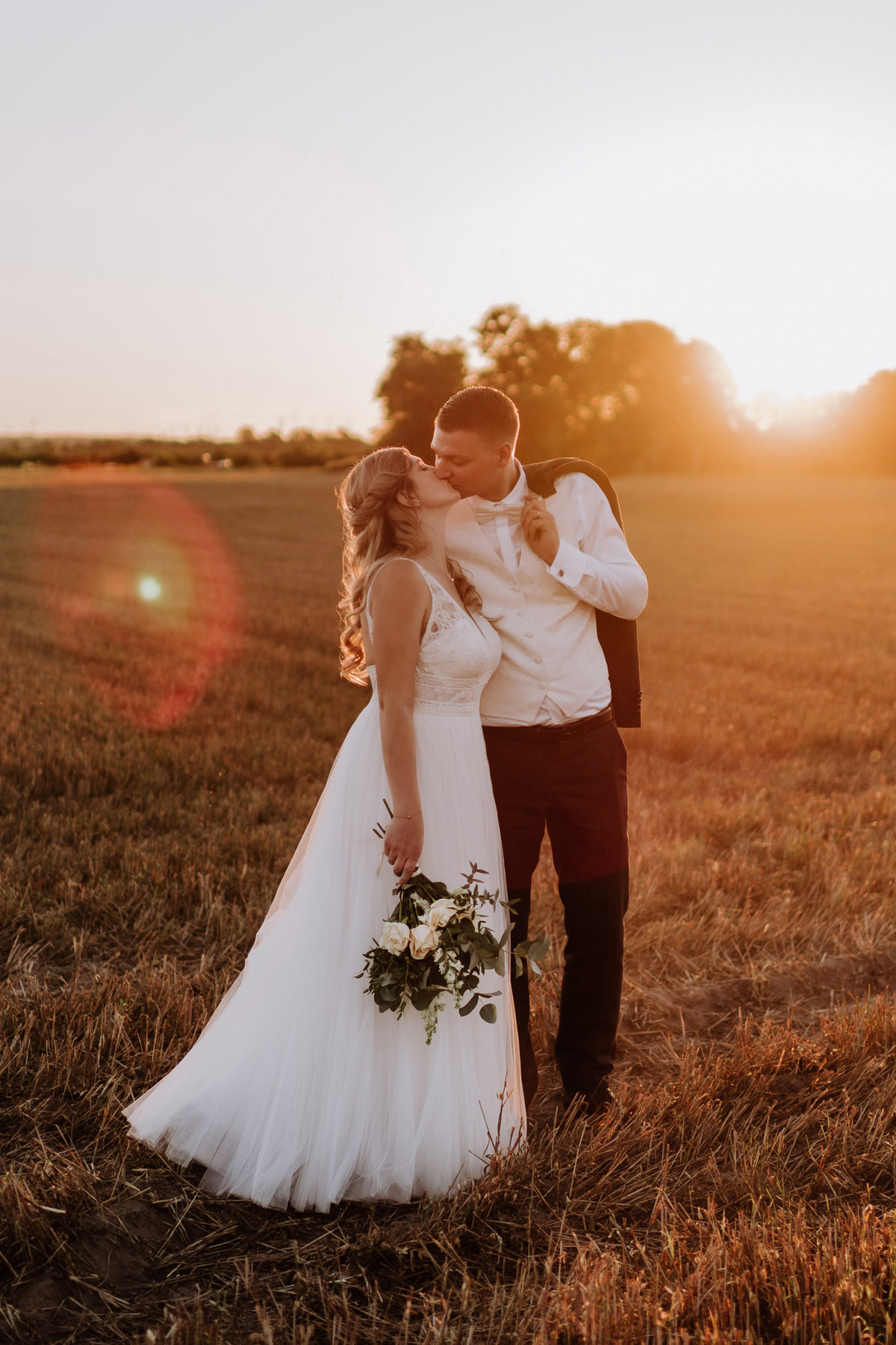 natürliche Hochzeitsfotos im Sonnenuntergang nach Standesamt auf Schloss Kartzow Hochzeit unter freiem Himmel #Hochzeitsfotografie aus Berlin © www.hochzeitslicht.de #hochzeitslicht