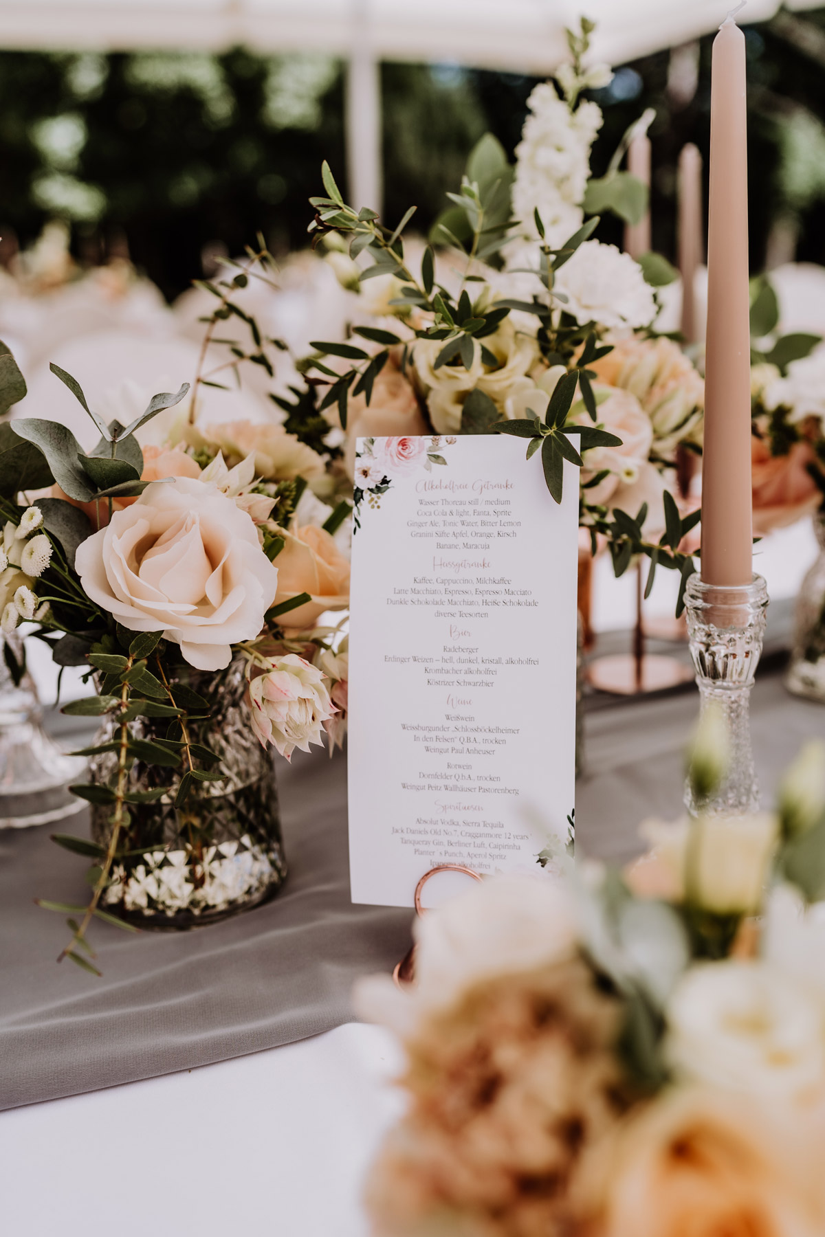 Hochzeit draußen Deko Tische in Kupfer, Grau mit Rosen und Eukalyptus von Standesamt Hochzeit auf Schloss Kartzow #Hochzeitsdeko von Hochzeitsfotograf Berlin © www.hochzeitslicht.de #hochzeitslicht