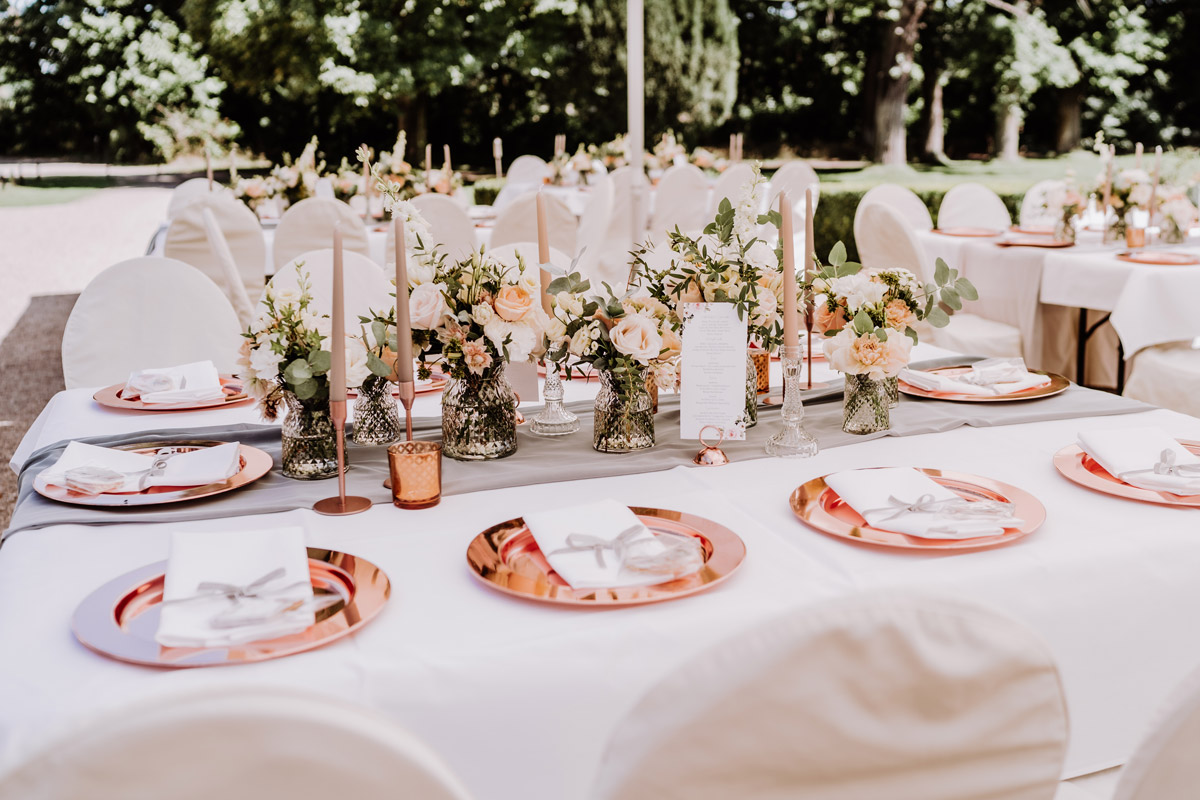 Hochzeit draußen Zelt Idee Tischdeko Kupfer Eukalyptus grau pastell apricot Stuhlhussen weiß - natürliche Hochzeitsfotos Standesamt auf Schloss Kartzow von Hochzeitsfotograf Berlin © www.hochzeitslicht.de #hochzeitslicht