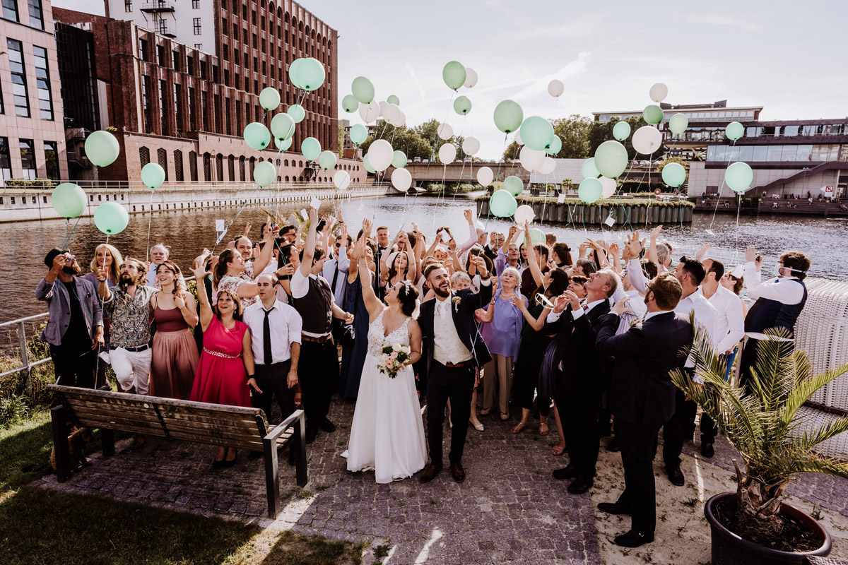 Idee Gruppenfoto Hochzeit alle Gäste Luftballons - iLand Pier13 Hochzeit von Hochzeitsfotograf Berlin © www.hochzeitslicht.de #hochzeitslicht