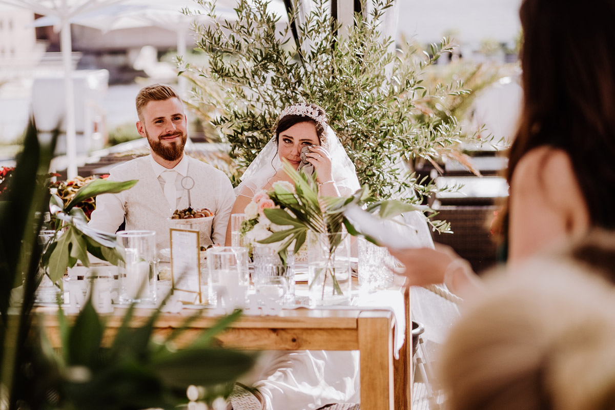 emotionale Hochzeitsfotografie Brautpaar Feier nach Standesamt - iLand Pier13 Hochzeit von Hochzeitsfotograf Berlin © www.hochzeitslicht.de #hochzeitslicht