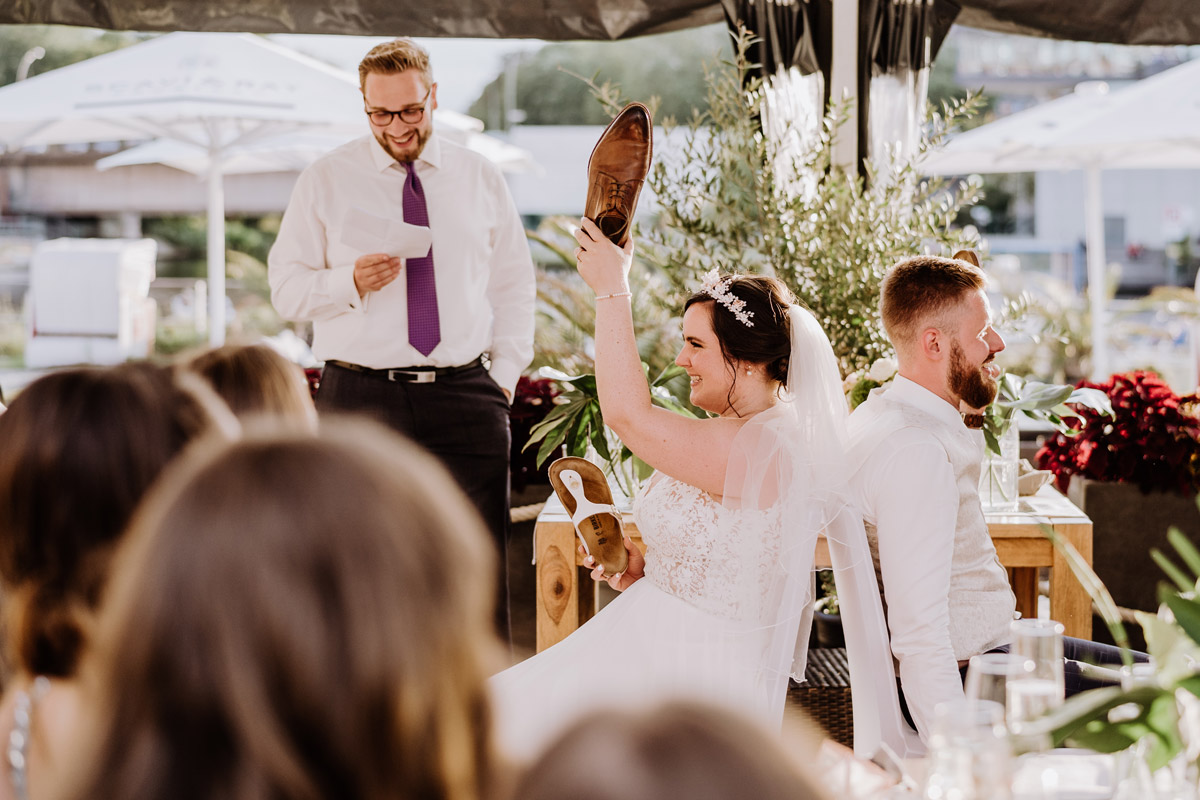 Idee Hochzeit Spiel Brautpaar Schuhe - iLand Pier13 Hochzeit von Hochzeitsfotograf Berlin © www.hochzeitslicht.de #hochzeitslicht