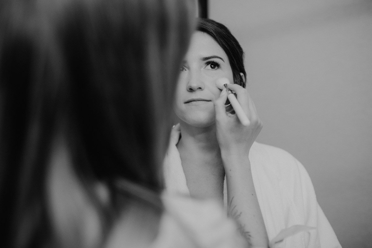 Hochzeitsfotos Styling Braut - heiraten im Berliner Dom Hochzeit im Clärchens Ballhaus von Hochzeitsfotograf Berlin © www.hochzeitslicht.de #hochzeitslicht