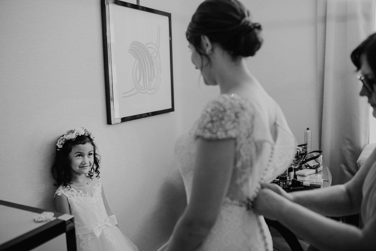 Idee Hochzeitsfotos Anziehen Brautkleid - heiraten im Berliner Dom Hochzeit im Clärchens Ballhaus von Hochzeitsfotograf Berlin © www.hochzeitslicht.de #hochzeitslicht