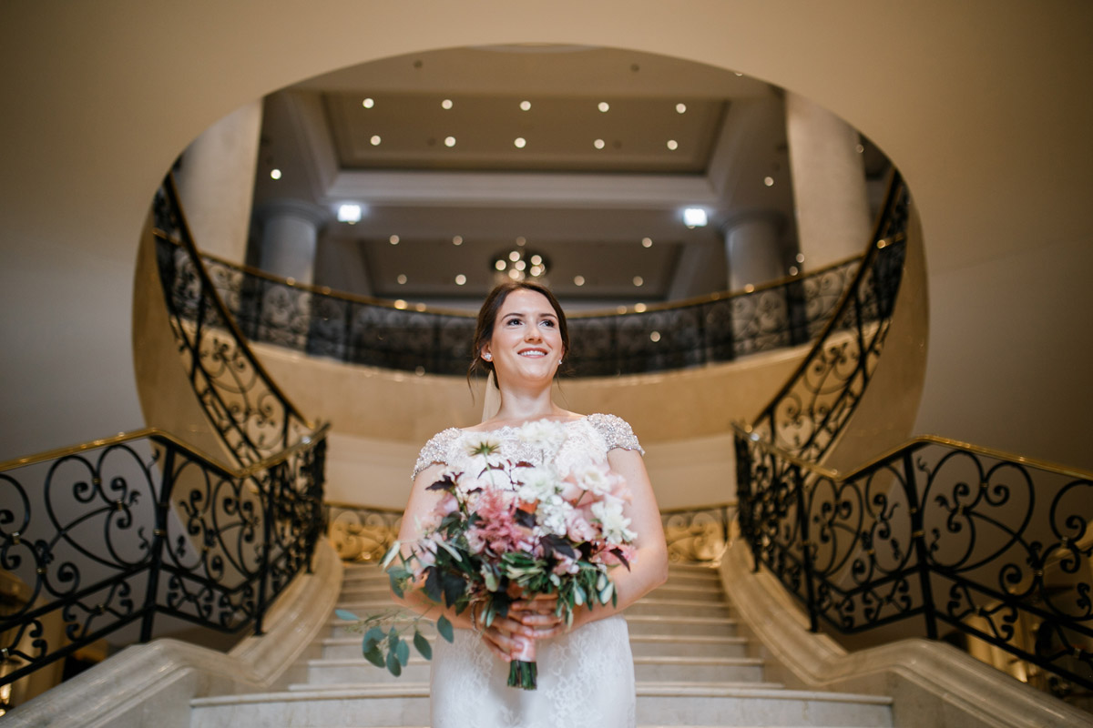 Idee Hochzeitsfoto Braut vor Trauung - heiraten im Berliner Dom Hochzeit im Clärchens Ballhaus von Hochzeitsfotograf Berlin © www.hochzeitslicht.de #hochzeitslicht