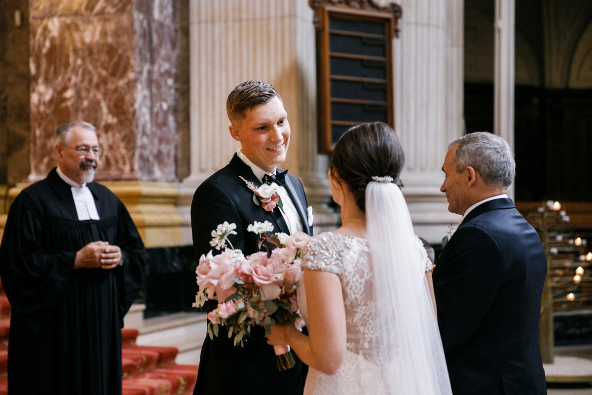 Hochzeitsfoto Trauung Kirche First Look - heiraten im Berliner Dom Hochzeit im Clärchens Ballhaus von Hochzeitsfotograf Berlin © www.hochzeitslicht.de #hochzeitslicht