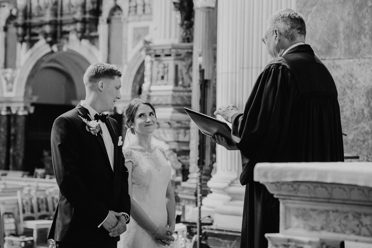 natürliche Hochzeitsfotos Brautpaar Trauung kirchlich - heiraten im Berliner Dom Hochzeit im Clärchens Ballhaus von Hochzeitsfotograf Berlin © www.hochzeitslicht.de #hochzeitslicht