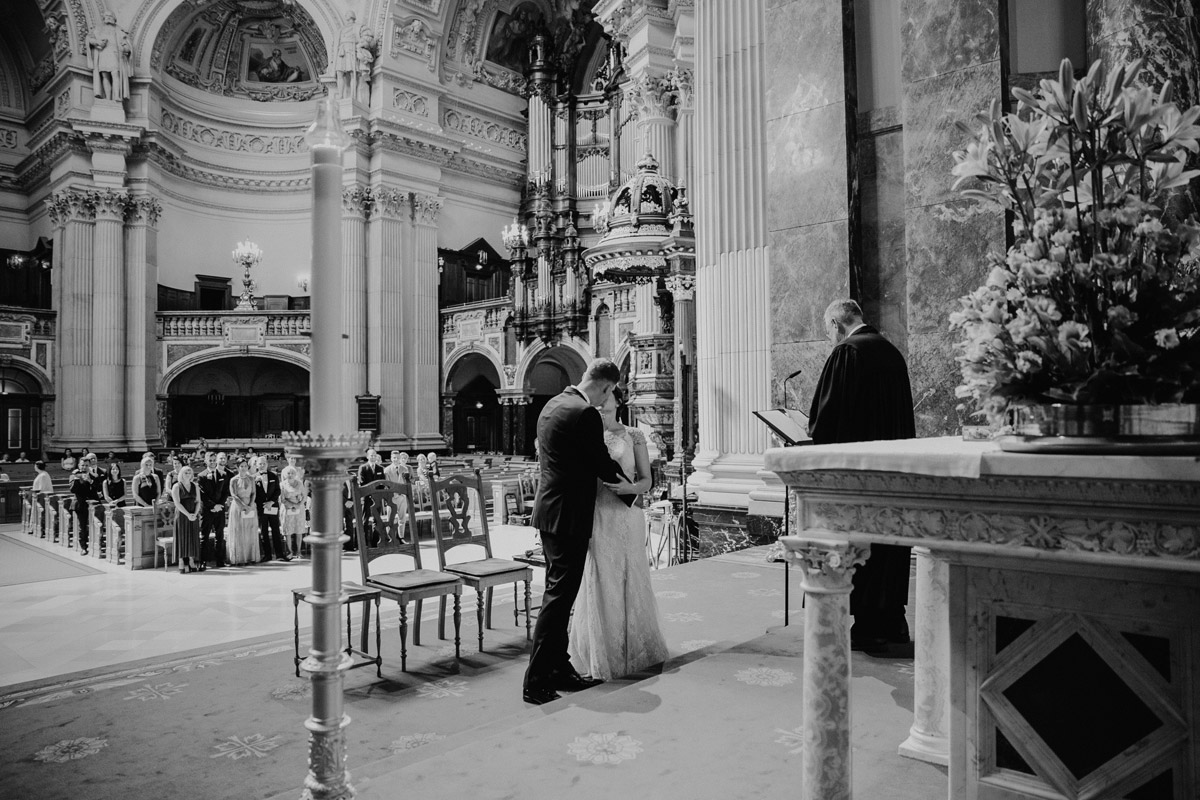 Hochzeitsfoto Kuss Trauung Kirche - heiraten im Berliner Dom Hochzeit im Clärchens Ballhaus von Hochzeitsfotograf Berlin © www.hochzeitslicht.de #hochzeitslicht