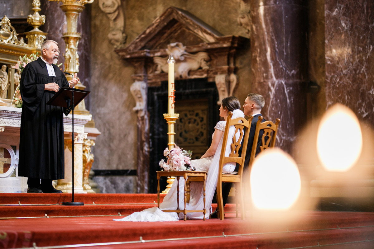 Hochzeitsfotos Braut und Bräutigam bei kirchlicher Hochzeit - heiraten im Berliner Dom Hochzeit im Clärchens Ballhaus von Hochzeitsfotograf Berlin © www.hochzeitslicht.de #hochzeitslicht