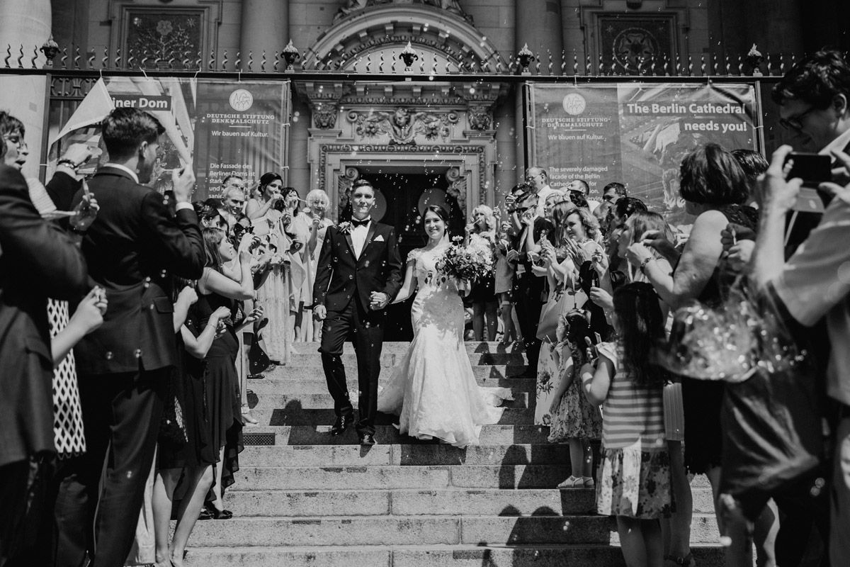 Idee Hochzeitsfoto Auszug Brautpaar Trauung Kirche - heiraten im Berliner Dom Hochzeit im Clärchens Ballhaus von Hochzeitsfotograf Berlin © www.hochzeitslicht.de #hochzeitslicht