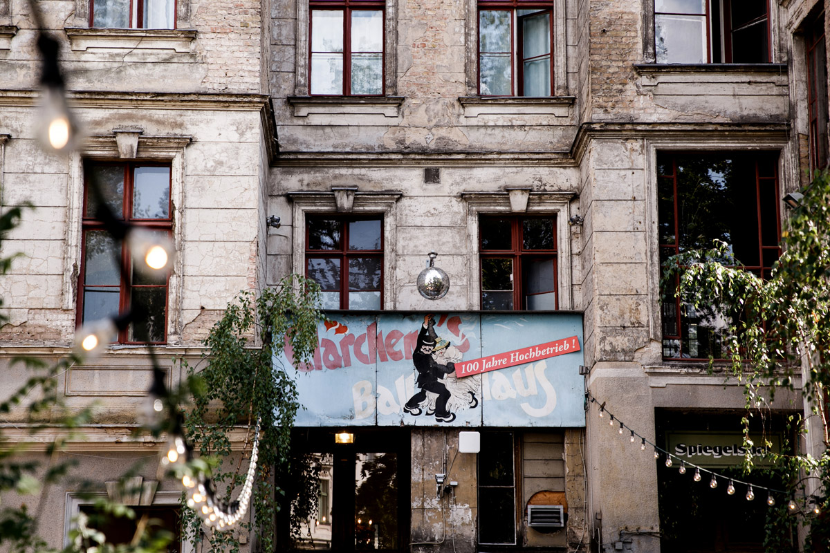 Hochzeitslocation Berlin Mitte Clärchens Ballhaus - heiraten im Berliner Dom Hochzeit im Clärchens Ballhaus von Hochzeitsfotograf Berlin © www.hochzeitslicht.de #hochzeitslicht