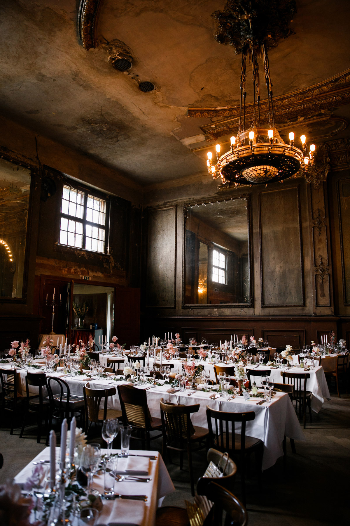 Hochzeitstische lang Dekoration, Eukalyptus, Kerzenleuchter, Kronleuchter, englische Rosen Rosa, Dahlien Weiß, Hochzeitsblumen im Clärchens Ballhaus von Hochzeitsfotograf Berlin © www.hochzeitslicht.de #hochzeitslicht #Hochzeitsraum #Hochzeitssal #Tischdekoration #Hochzeit