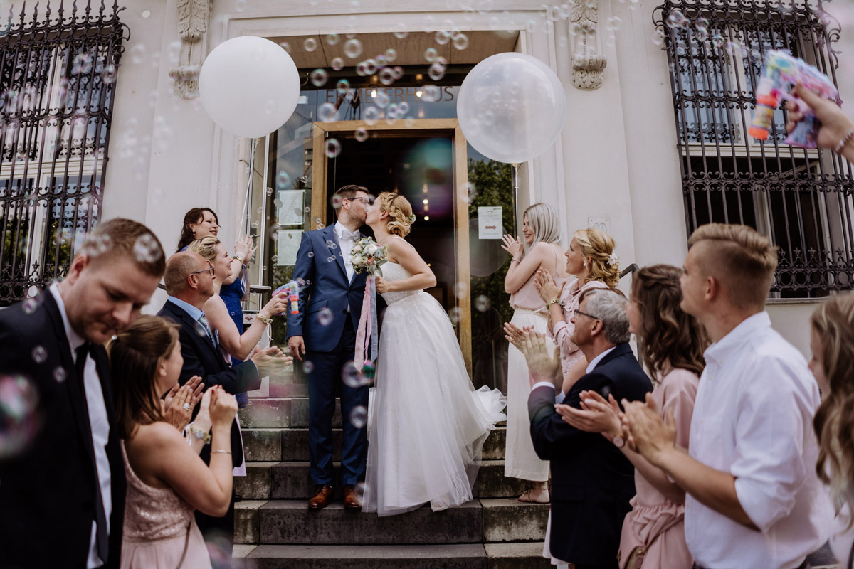 Idee Auszug Brautpaar Standesamt Gäste Spalier Seifenblasen - Standesamt Hochzeit Berlin am Wasser im Ermelerhaus mit Yacht Hochzeitsbilder © www.hochzeitslicht.de #hochzeitslicht