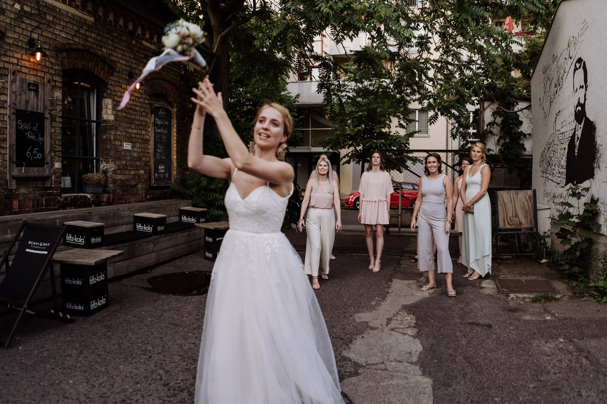 Idee Hochzeitsfoto Brautstrauß Werfen - Standesamt Hochzeit Berlin am Wasser im Ermelerhaus mit Yacht Hochzeitsbilder © www.hochzeitslicht.de #hochzeitslicht