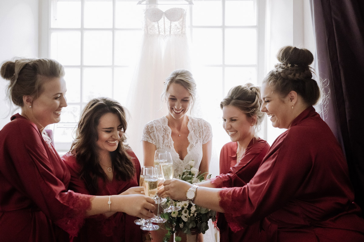 Gruppenfoto Braut mit Brautjungfern Anstoßen Vorbereitungen - Hochzeit Shooting Ideen von vintage Hochzeitsfotograf Berlin © www.hochzeitslicht.de #hochzeitslicht auf Schloss Kartzow