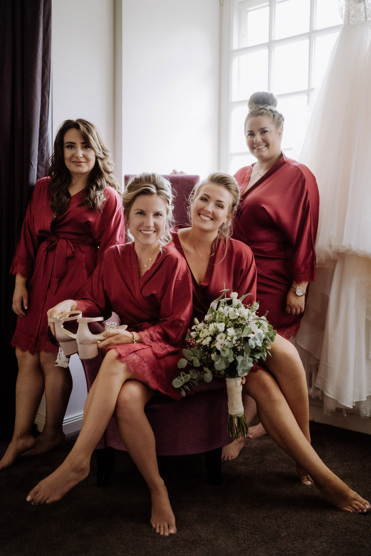 Gruppenbild von Familie, Trauzeuginnen und Bridemaids im Morgenmantel beim Ankleiden Hochzeit Shooting Idee von vintage Hochzeitsfotograf Berlin © www.hochzeitslicht.de #hochzeitslicht #hochzeit #gruppenbild #hochzeitsshooting #idee 