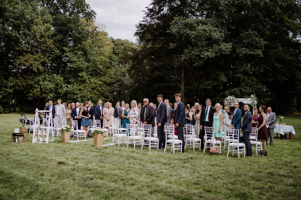 Hochzeitsfoto Hochzeitsgesellschaft Gäste Trauung unter freiem Himmel Schlosshochzeit - Hochzeit Shooting Ideen von vintage Hochzeitsfotograf Berlin © www.hochzeitslicht.de #hochzeitslicht auf Schloss Kartzow