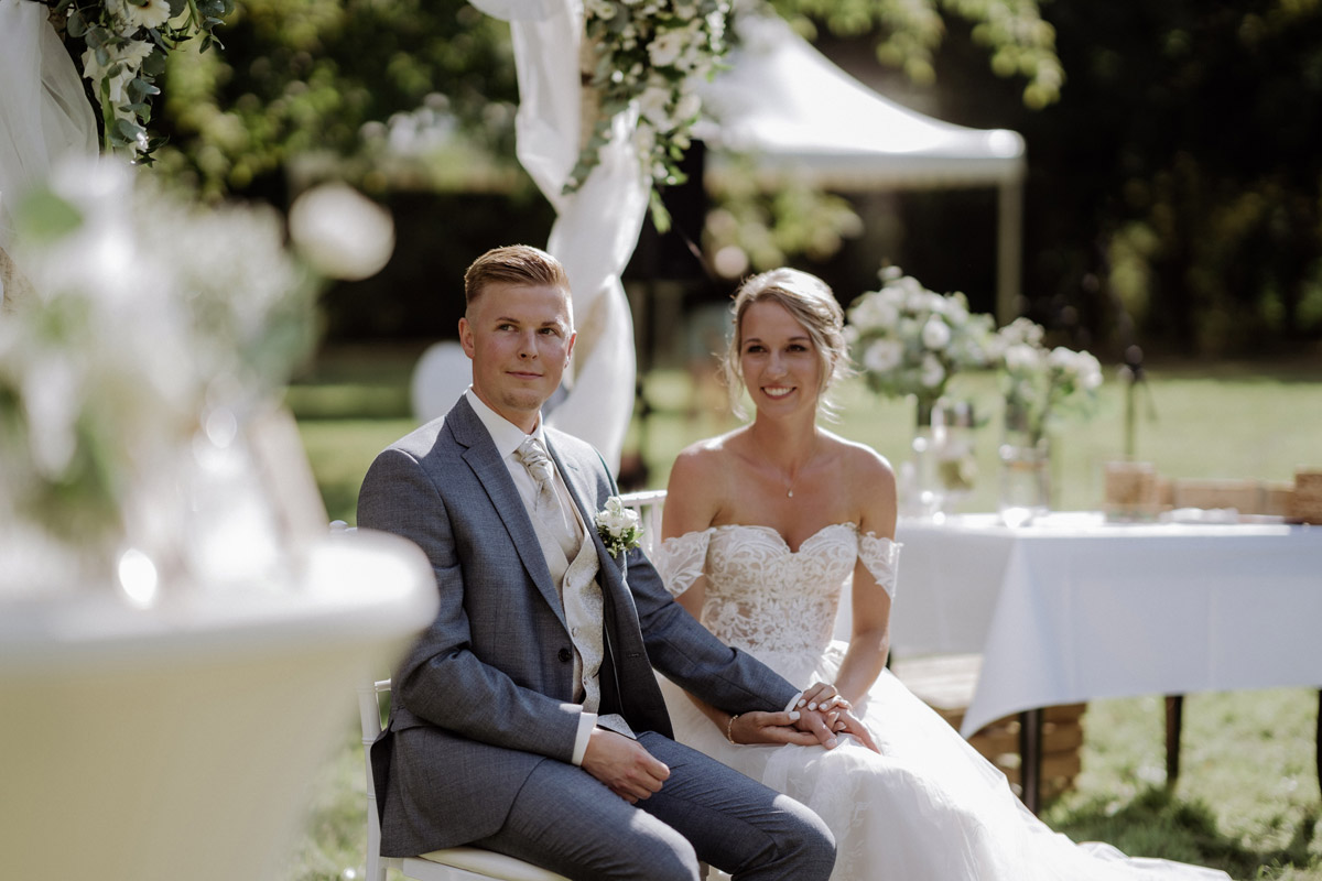 ungestelltes Hochzeitsfoto Brautpaar während Trauung draußen - Hochzeit Shooting Ideen von vintage Hochzeitsfotograf Berlin © www.hochzeitslicht.de #hochzeitslicht auf Schloss Kartzow