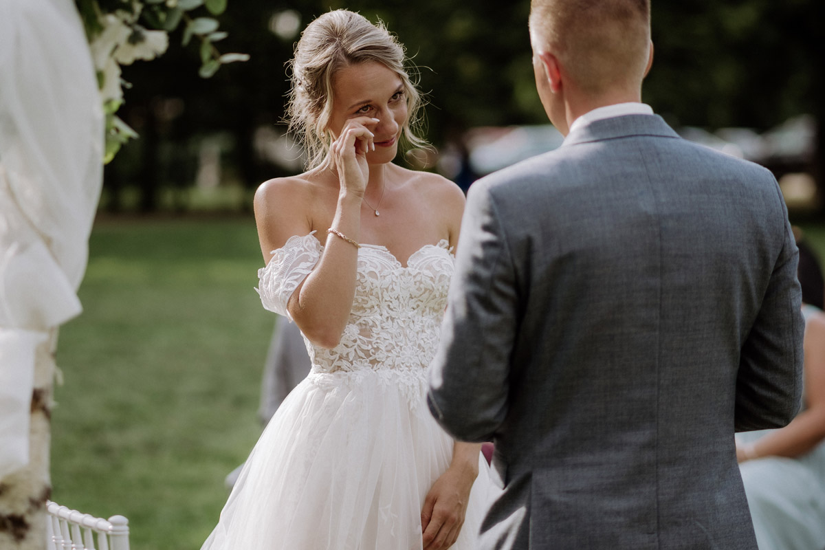 Idee Hochzeitsfoto emotional freie Trauung - Hochzeit Shooting Ideen von vintage Hochzeitsfotograf Berlin © www.hochzeitslicht.de #hochzeitslicht auf Schloss Kartzow