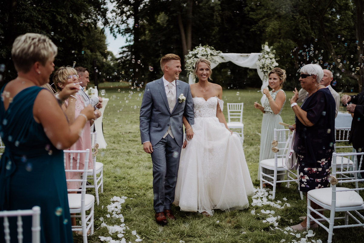 Auszug Brautpaar freie Trauung Seifenblasen - Hochzeit Shooting Ideen von vintage Hochzeitsfotograf Berlin © www.hochzeitslicht.de #hochzeitslicht auf Schloss Kartzow