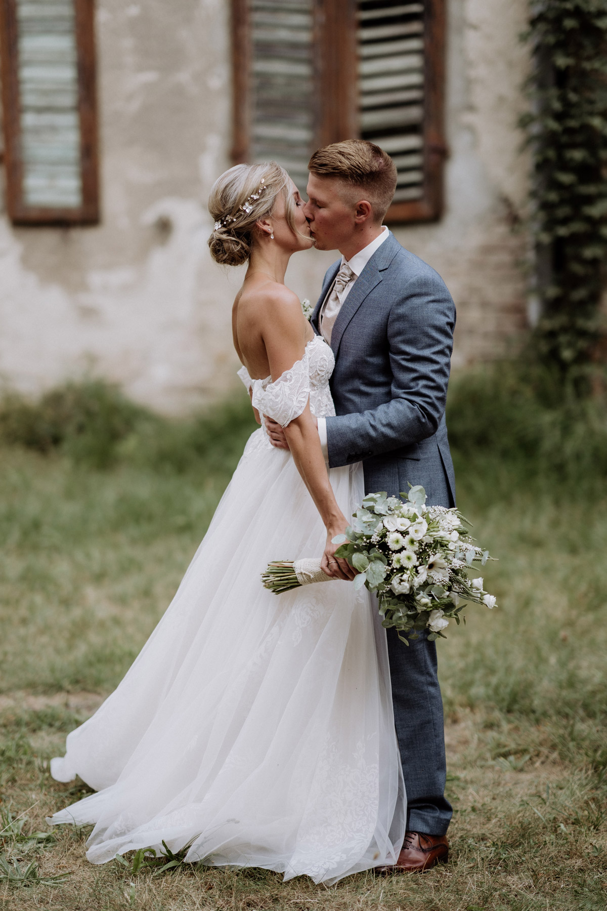 Brautpaar Hochzeit Shooting Idee Braut und Bräutigam küssen sich in Ganzkörper Aufnahme von vintage Hochzeitsfotograf Berlin, weißer Brautstrauß mit Eukalyptus © www.hochzeitslicht.de #hochzeitslicht #hochzeit #brautpaarfoto #idee #hochzeitsshooting 