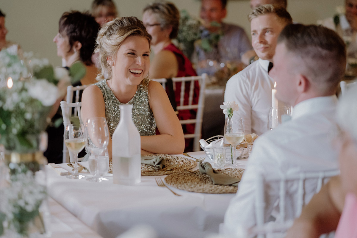 Hochzeitsfoto Gäste Hochzeitsfeier - Hochzeit Shooting Ideen von vintage Hochzeitsfotograf Berlin © www.hochzeitslicht.de #hochzeitslicht auf Schloss Kartzow