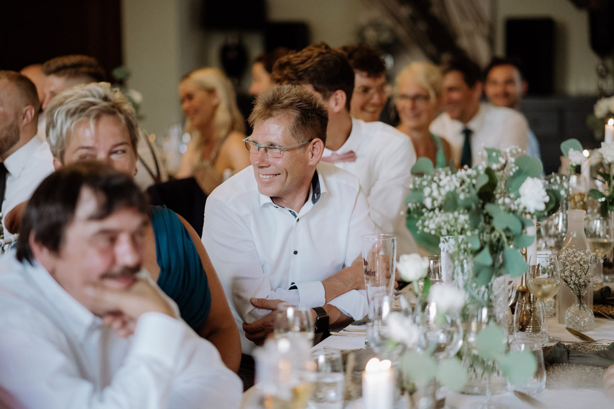 Gästefoto Hochzeitsfeier klassisch-elegant - Hochzeit Shooting Ideen von vintage Hochzeitsfotograf Berlin © www.hochzeitslicht.de #hochzeitslicht auf Schloss Kartzow