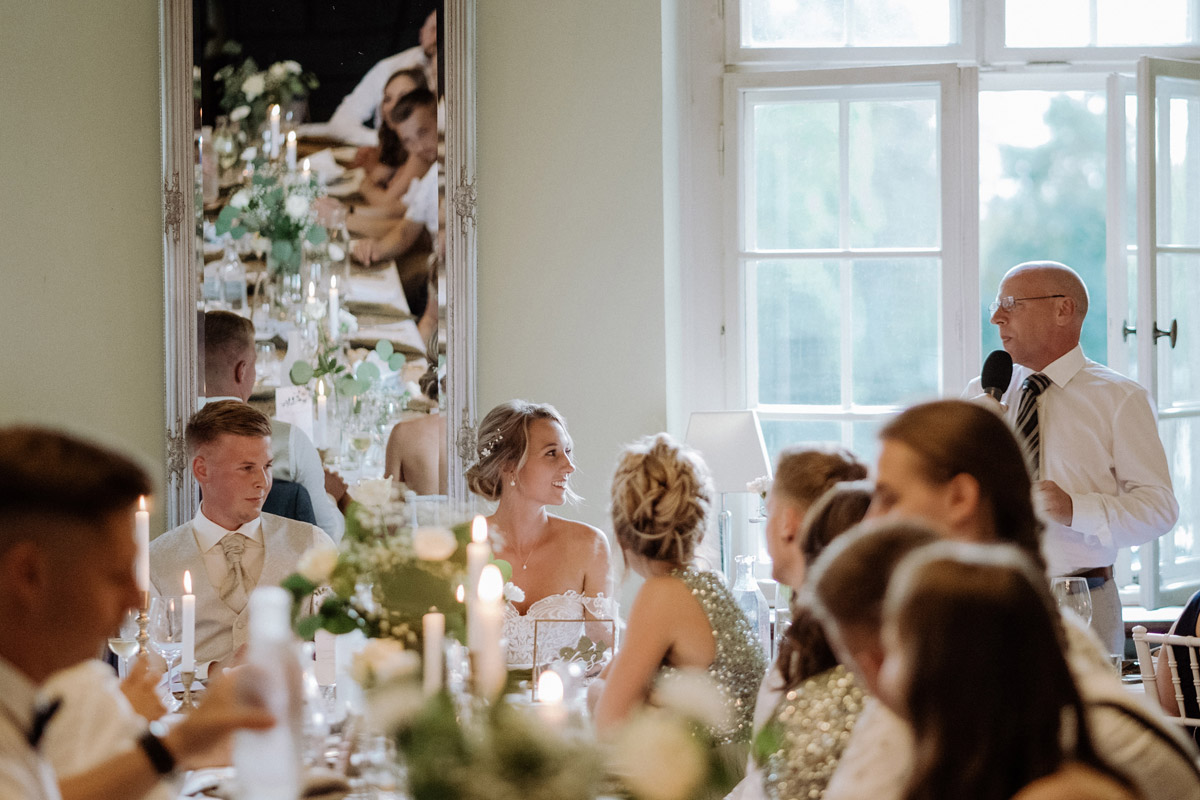 Hochzeitsreportage Hochzeitsfeier Schlosshochzeit - Hochzeit Shooting Ideen von vintage Hochzeitsfotograf Berlin © www.hochzeitslicht.de #hochzeitslicht auf Schloss Kartzow