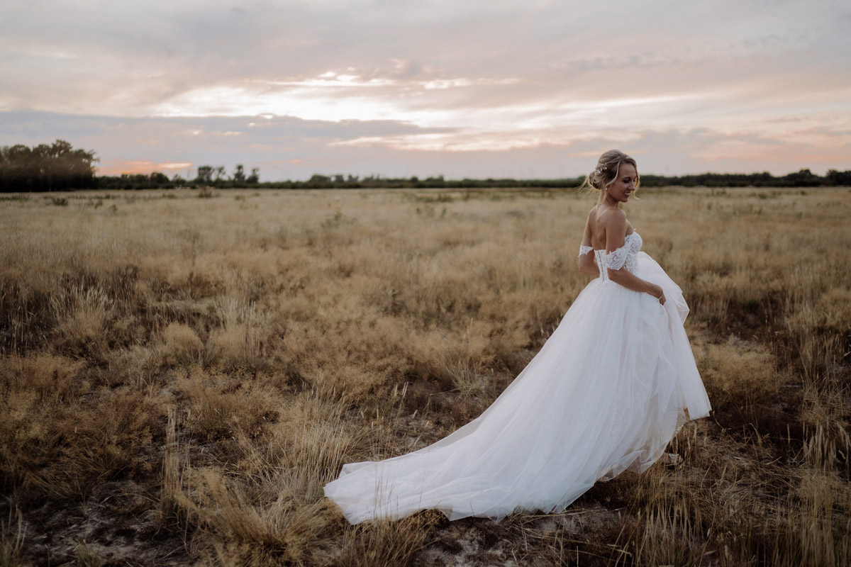 Hochzeit Portrait Braut Sonnenuntergang Feld Landhochzeit - Hochzeit Shooting Ideen von vintage Hochzeitsfotograf Berlin © www.hochzeitslicht.de #hochzeitslicht auf Schloss Kartzow