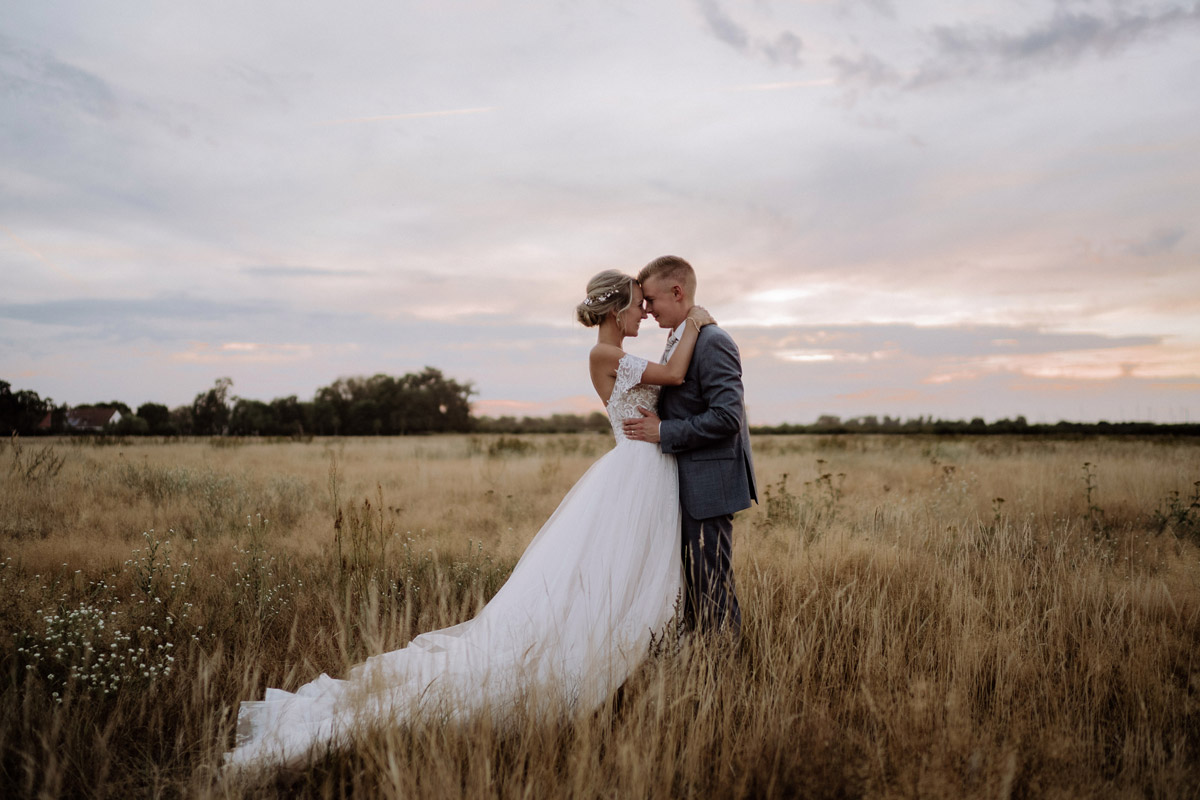 Hochzeitsfotoshooting Sonnenuntergang Landhochzeit Natur - Hochzeit Shooting Ideen von vintage Hochzeitsfotograf Berlin © www.hochzeitslicht.de #hochzeitslicht auf Schloss Kartzow