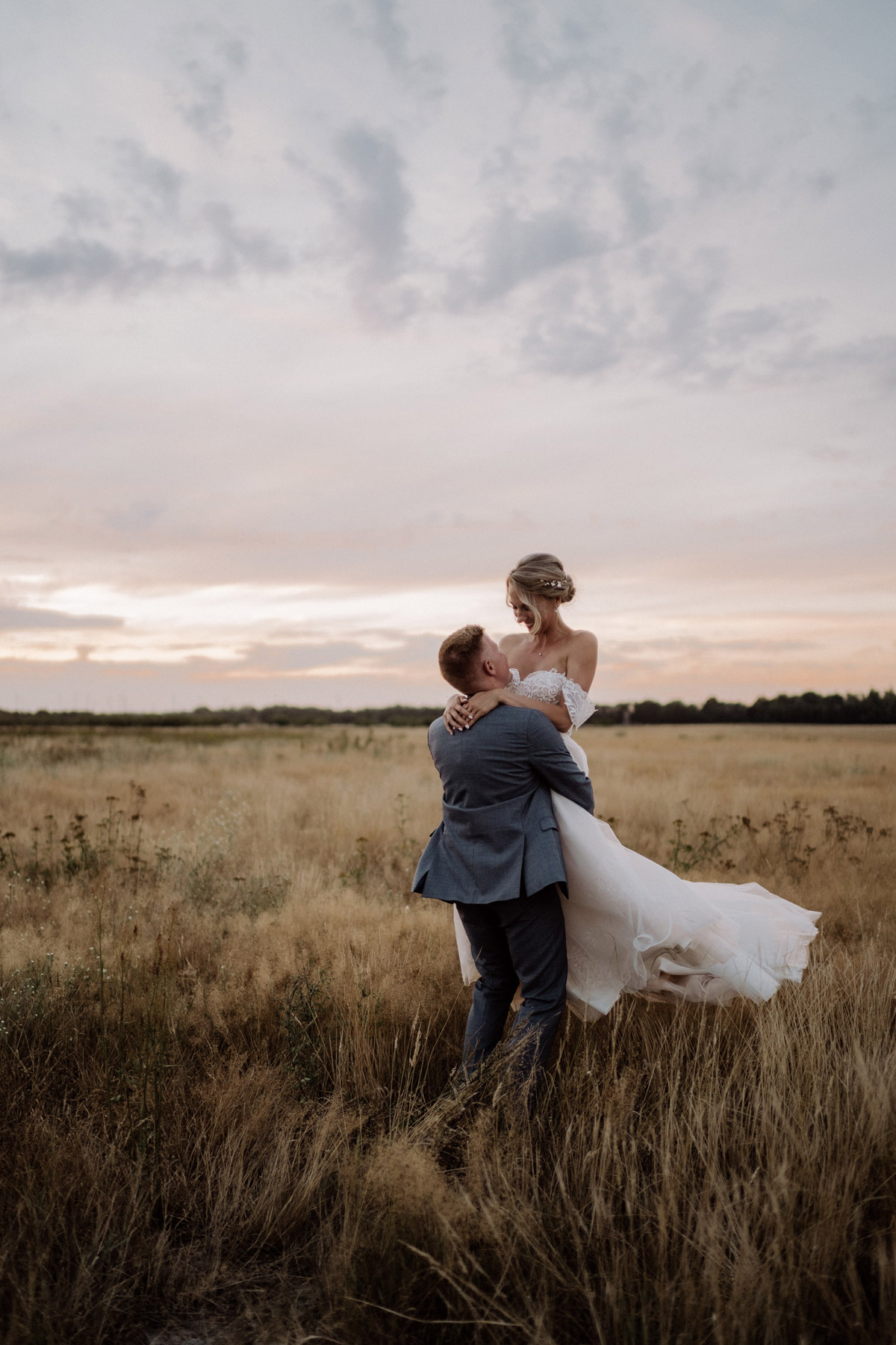 #hochzeitslicht Tipp: für natürliche Hochzeitsbilder geht nach dem Standesamt in die Natur auf ein Feld am besten zum Sonnenuntergang und dreht euch spielerisch tanzend – für noch mehr #hochzeitsshooting #ideen besucht den Blog vintage Hochzeitsfotograf Berlin © www.hochzeitslicht.de #hochzeitspaar #hochzeitsshooting #ideen