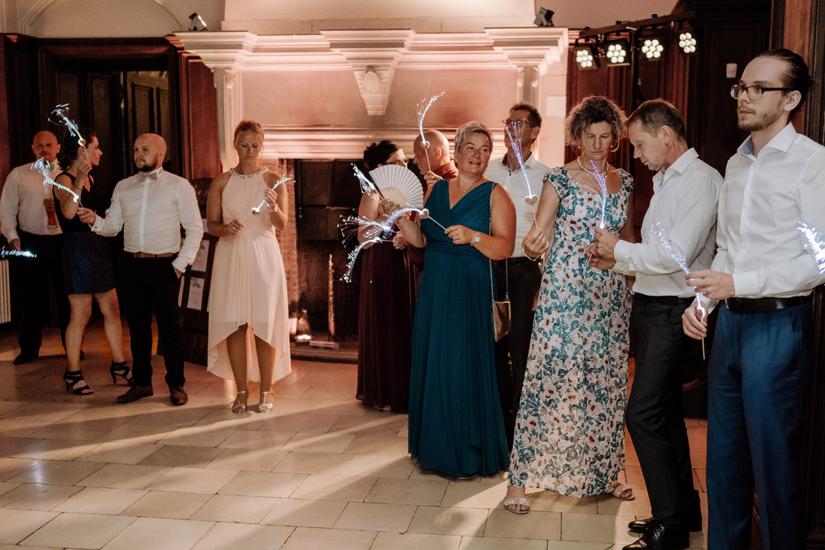 Hochzeitsreportagefoto Gäste bei Hochzeitsparty - Hochzeit Shooting Ideen von vintage Hochzeitsfotograf Berlin © www.hochzeitslicht.de #hochzeitslicht auf Schloss Kartzow