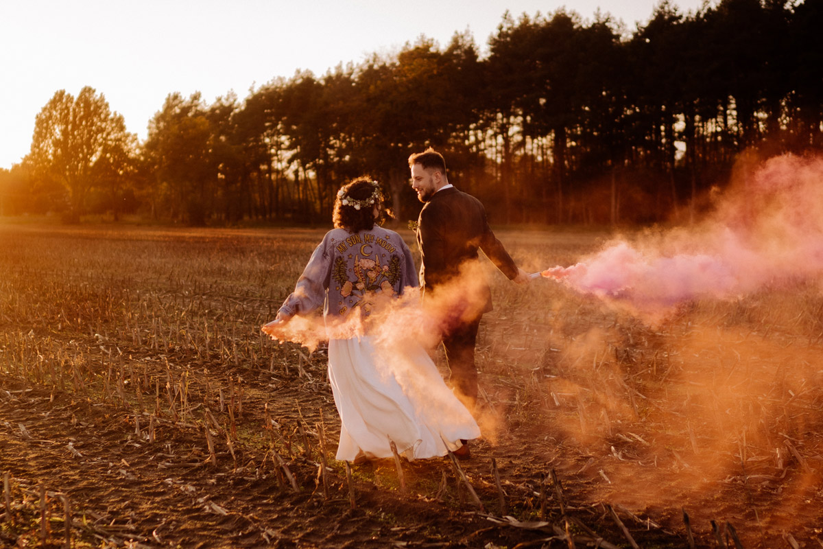 Idee Hochzeitsfoto Brautpaar Rauchfackeln Landhochzeit Jeansjacke Braut - Standesamt Corona Hochzeit in Brandenburg mit Hochzeitsfilm von Hochzeitsvideograf Berlin in Bekemühle in Dannenwalde © www.hochzeitslicht.de #hochzeitslicht