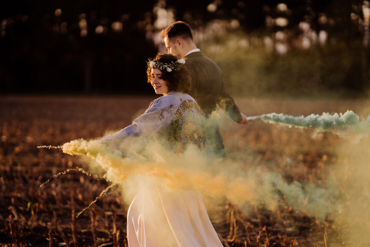 Hochzeitsfoto Idee Paarshooting Rauchfackeln Fotoshooting draußen - Standesamt Corona Hochzeit in Brandenburg mit Hochzeitsfilm von Hochzeitsvideograf Berlin in Bekemühle in Dannenwalde © www.hochzeitslicht.de #hochzeitslicht