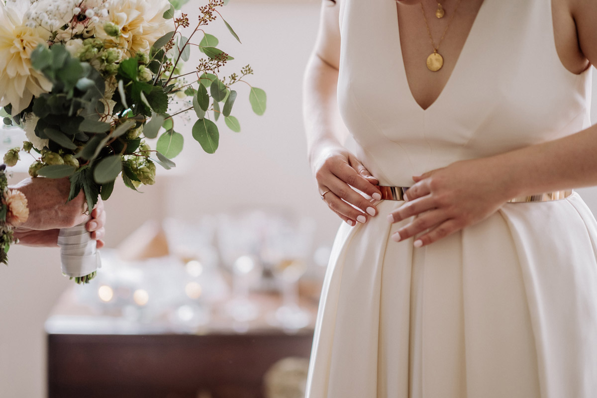 Kaviar Gauche Standesamt Brautkleid goldener Gürtel - Standesamt Corona Hochzeit in Brandenburg mit Hochzeitsfilm von Hochzeitsvideograf Berlin in Bekemühle in Dannenwalde © www.hochzeitslicht.de #hochzeitslicht