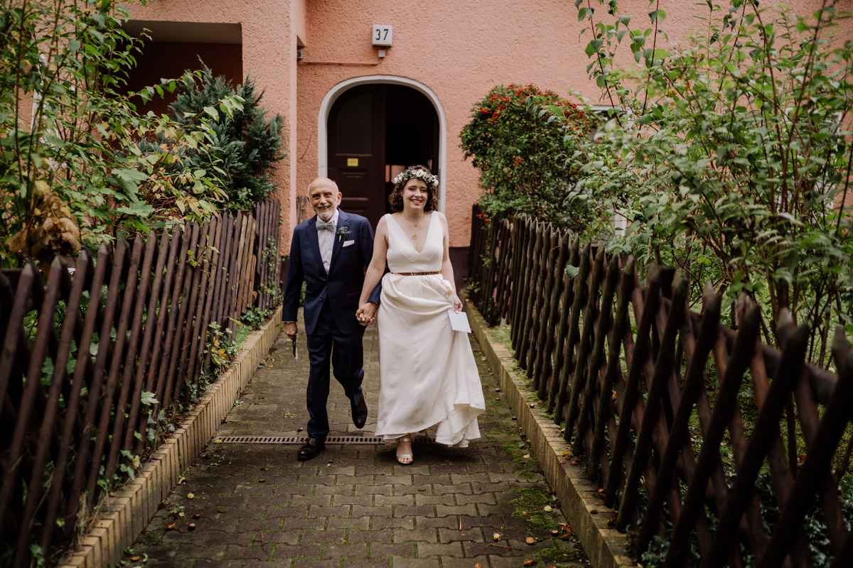 Hochzeitsfoto Braut mit Vater Standesamt Hochzeit - Standesamt Corona Hochzeit in Brandenburg mit Hochzeitsfilm von Hochzeitsvideograf Berlin in Bekemühle in Dannenwalde © www.hochzeitslicht.de #hochzeitslicht