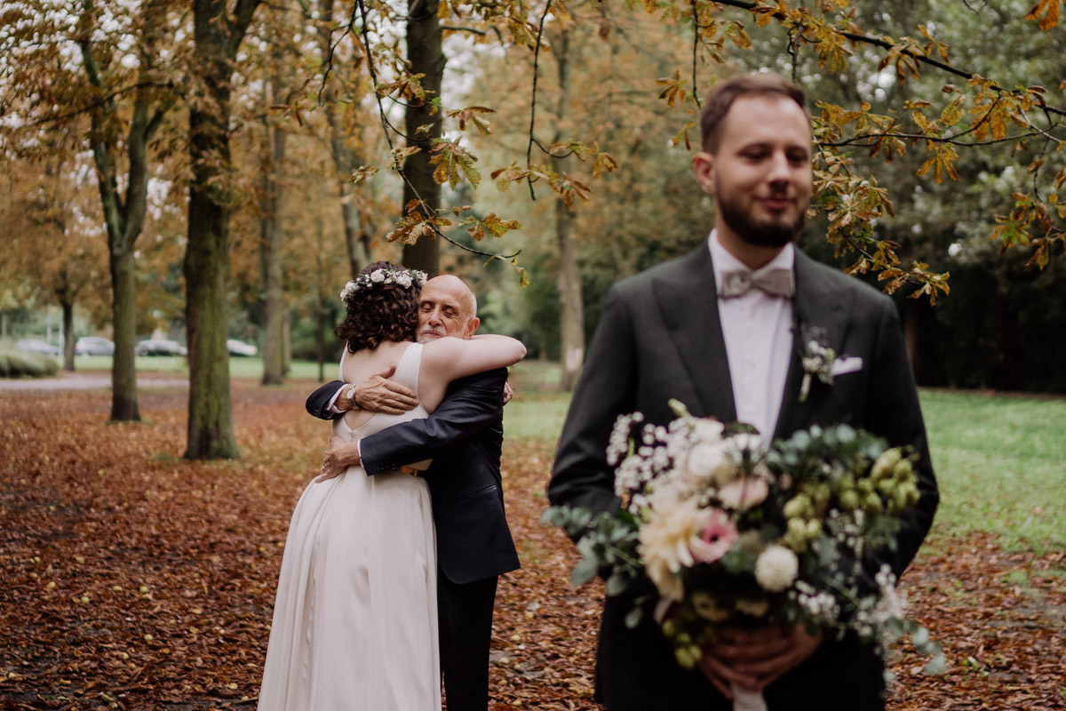 Fotoshooting First Look Brautpaar Park Herbsthochzeit - Standesamt Corona Hochzeit in Brandenburg mit Hochzeitsfilm von Hochzeitsvideograf Berlin in Bekemühle in Dannenwalde © www.hochzeitslicht.de #hochzeitslicht