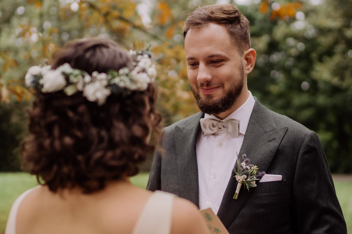 natürliche Hochzeitsfotografie First Look - Standesamt Corona Hochzeit in Brandenburg mit Hochzeitsfilm von Hochzeitsvideograf Berlin in Bekemühle in Dannenwalde © www.hochzeitslicht.de #hochzeitslicht