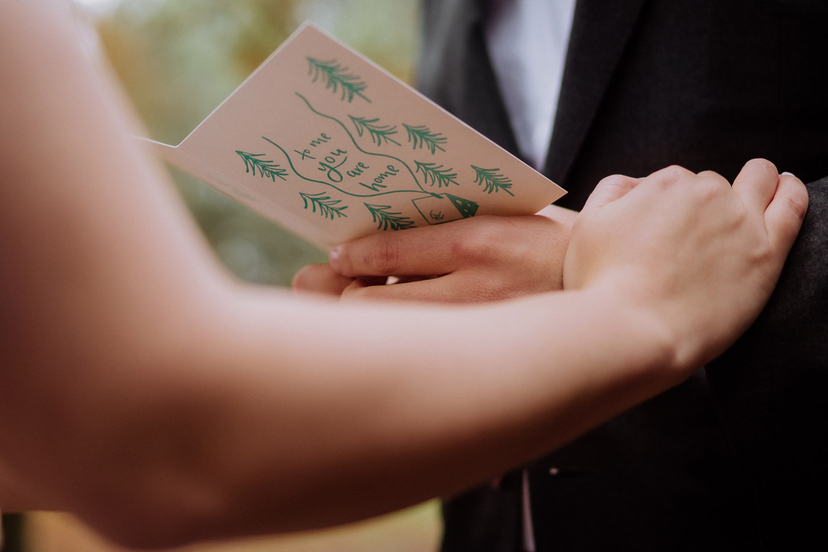 Idee Liebesbrief Hochzeitstag - Standesamt Corona Hochzeit in Brandenburg mit Hochzeitsfilm von Hochzeitsvideograf Berlin in Bekemühle in Dannenwalde © www.hochzeitslicht.de #hochzeitslicht